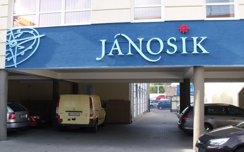 Jánosik: Indirekt világító habbetű felirat