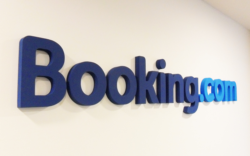 Booking.com: Beltéri habbetű feliratok