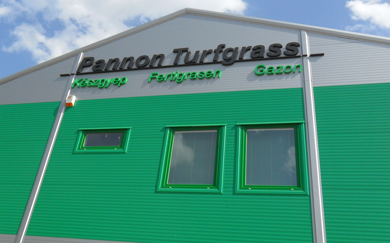 Pannon Turfgrass: Csarnokra szerelt habbetű felirat