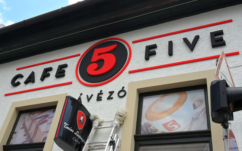 Cafe Five 5: Többréteges, kültéri habbetű felirat